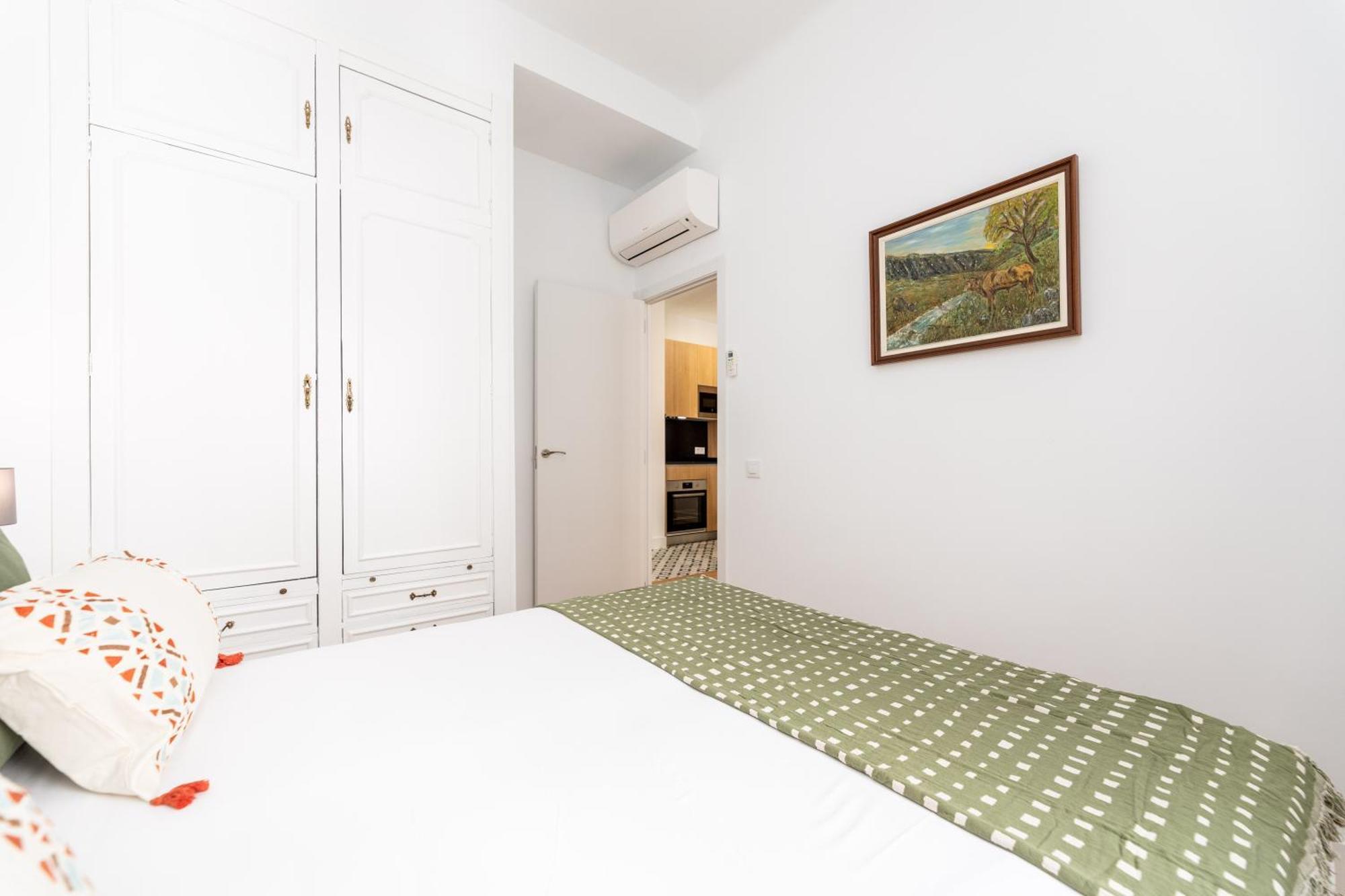 Montaber Apartments - La Paz Market Мадрид Экстерьер фото